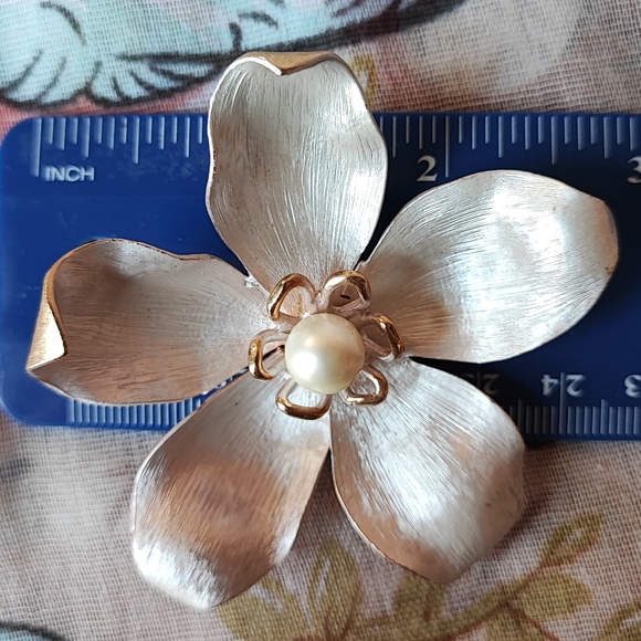 Frosted Matte White Enameled Unsigned Boucher? Vintage Brooch Blazer Pin Unisex - Picture 10 of 11